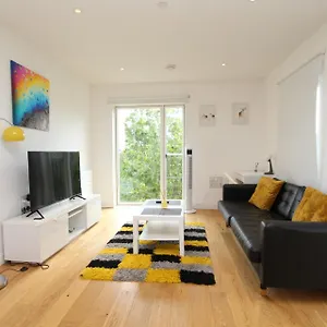 Spacious & Modern 1 Bedroom Close To Station In E16 Londres