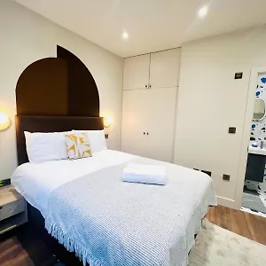 Holly A Mini Great Location For Tourist!!! London