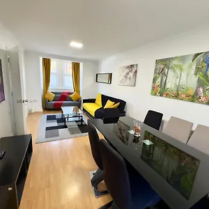 3 Bedrooms 3 Bathrooms Spacious House, Reception, Kitchen, Garden, Parking Londres